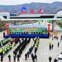 國內(nèi)全部采用道硅水泥、機制砂配制滑模攤鋪混凝土路面高速公路建成通車